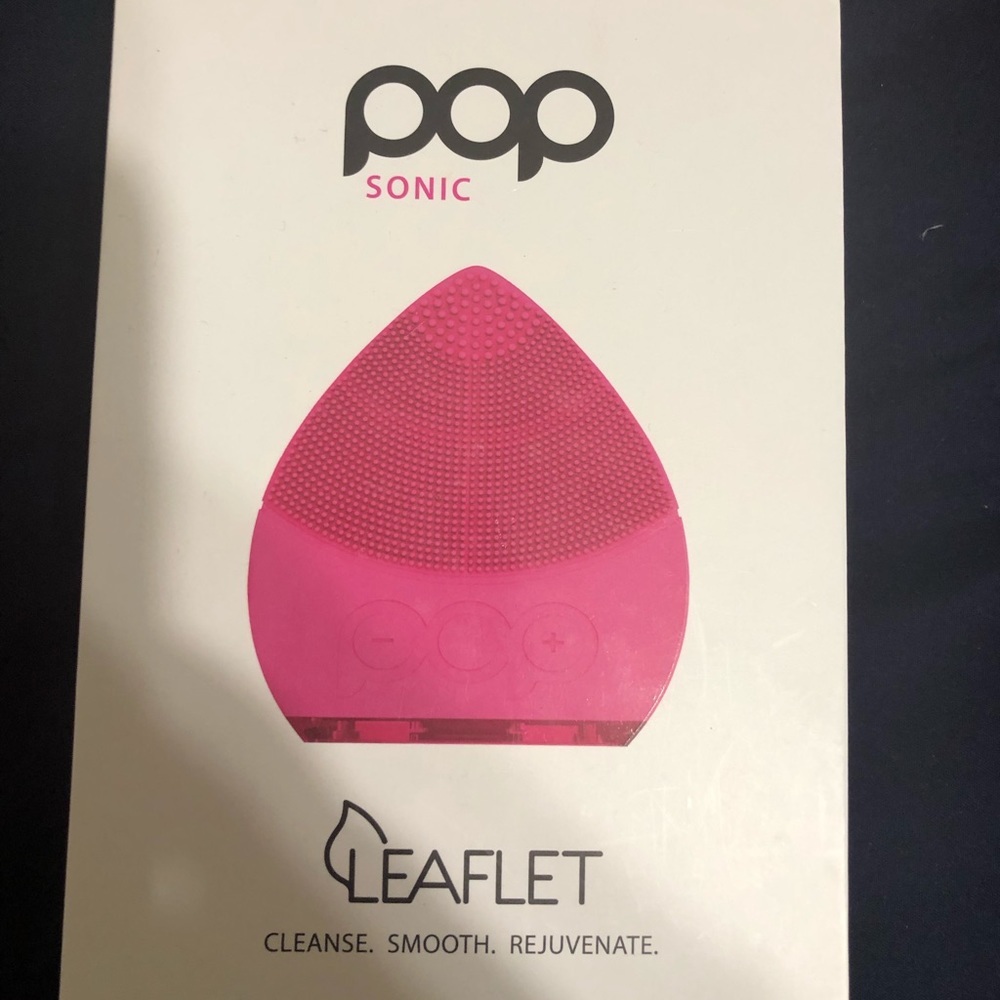 Pop Sonic The Leaf cleansing device.
